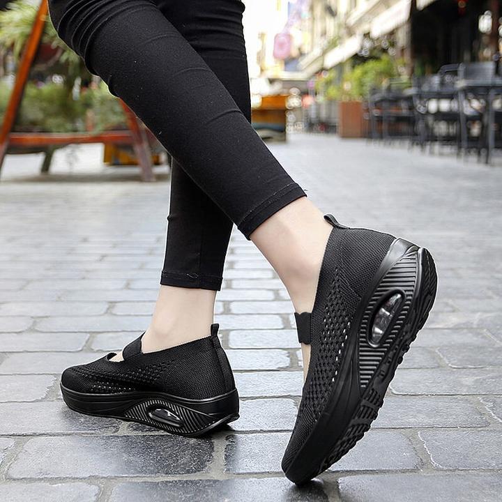 Women's lightweight slip-on sneakers