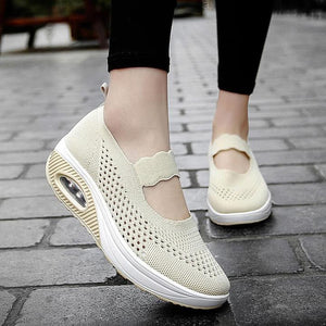 Women's lightweight slip-on sneakers